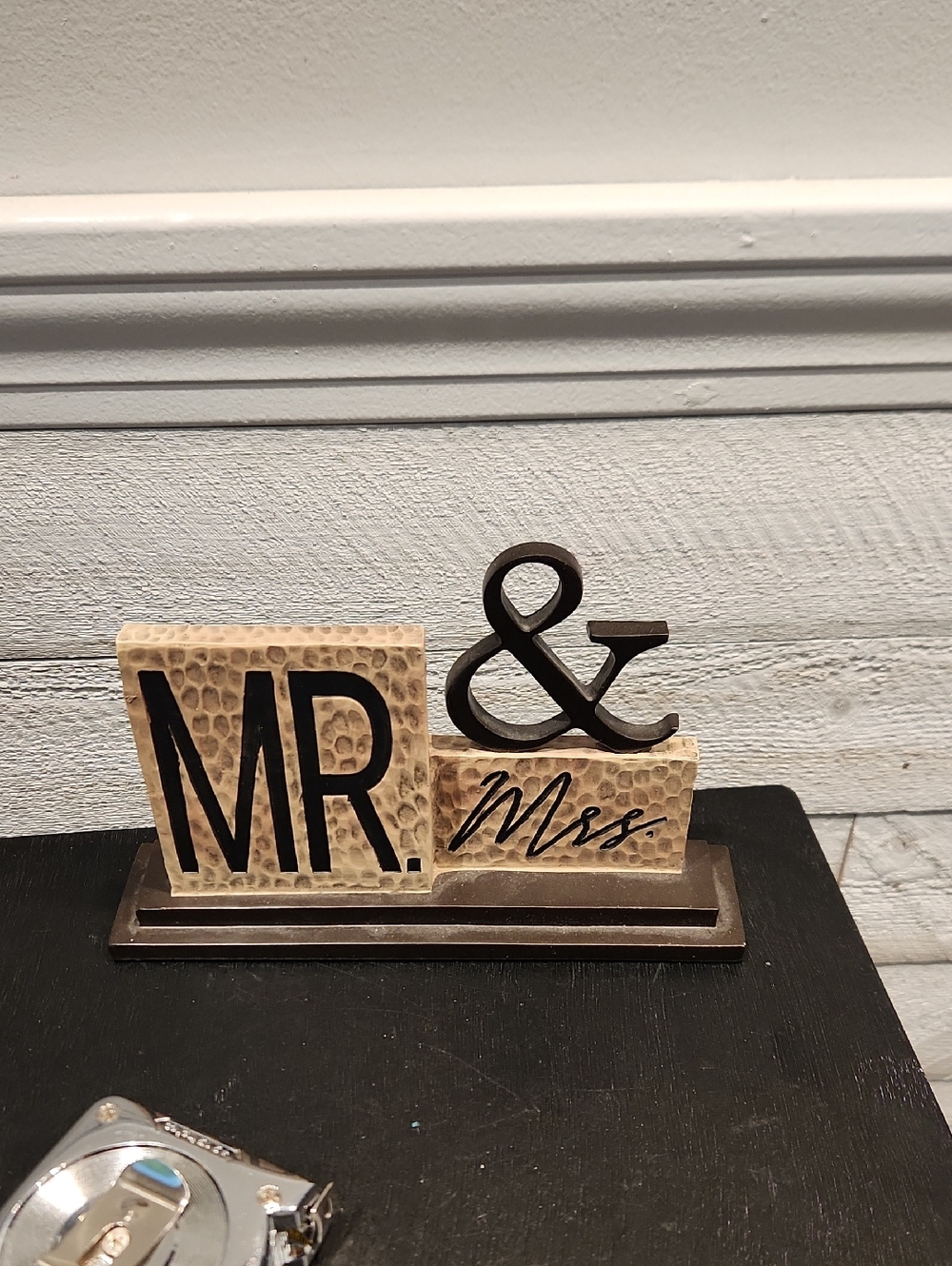 EUC Dicksons MR & Mrs Table Décor Sign - Beige and Black